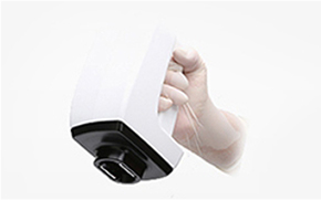 小顔リフト用FXモードInMode機器を手に持っている場面