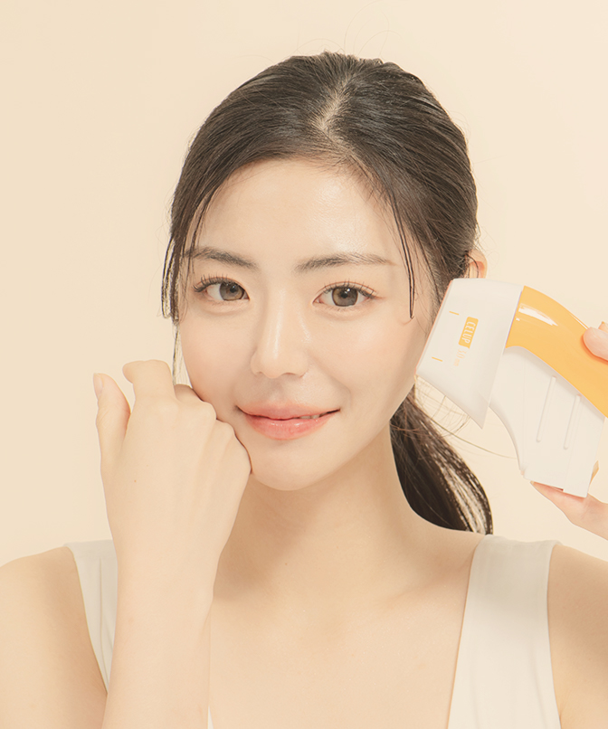 シュリンクユニバースでたるんだフェイスラインが引き締まったモデルが施術に使用するチップを持っている写真